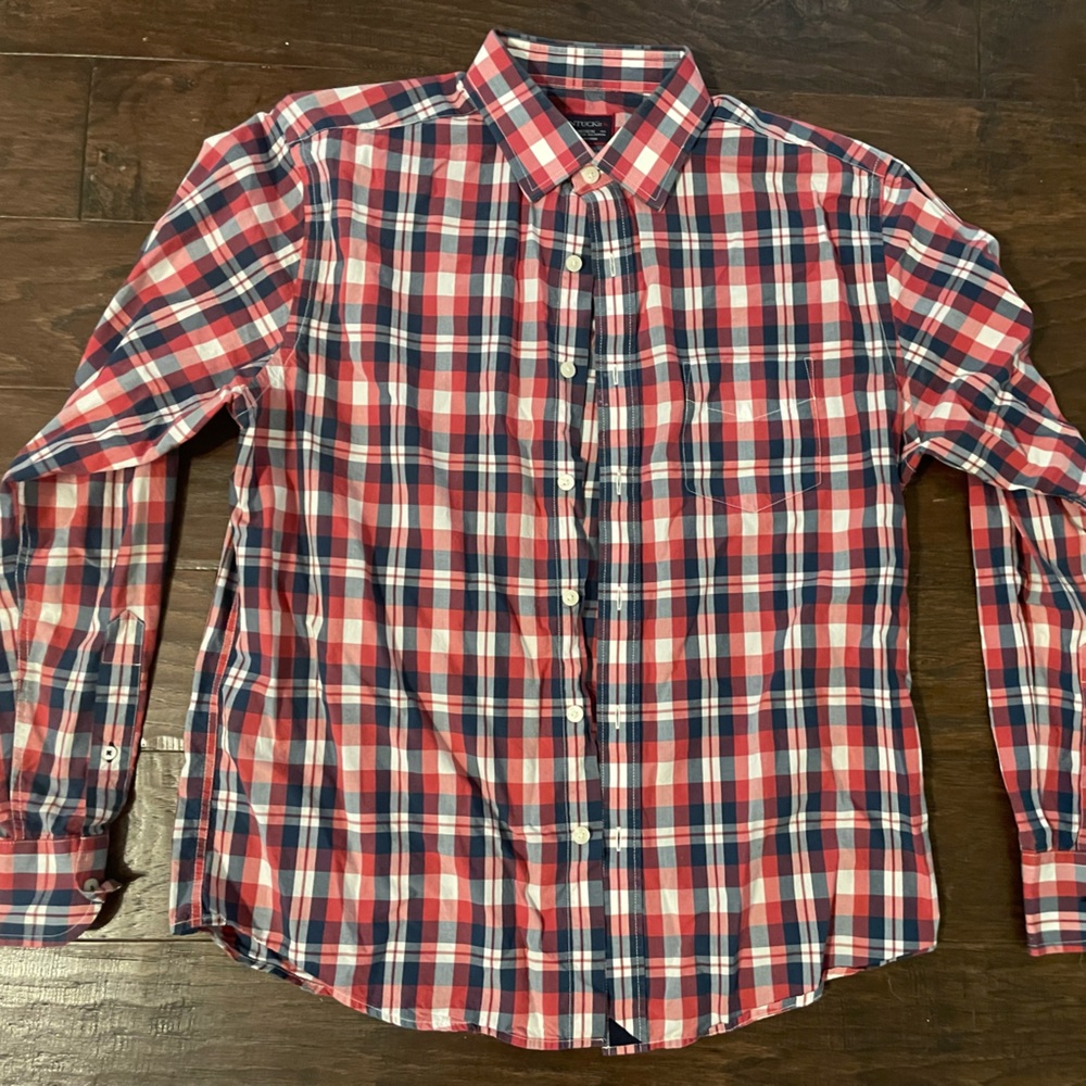 Men’s Untuckit long sleeve button down shirt (medium)